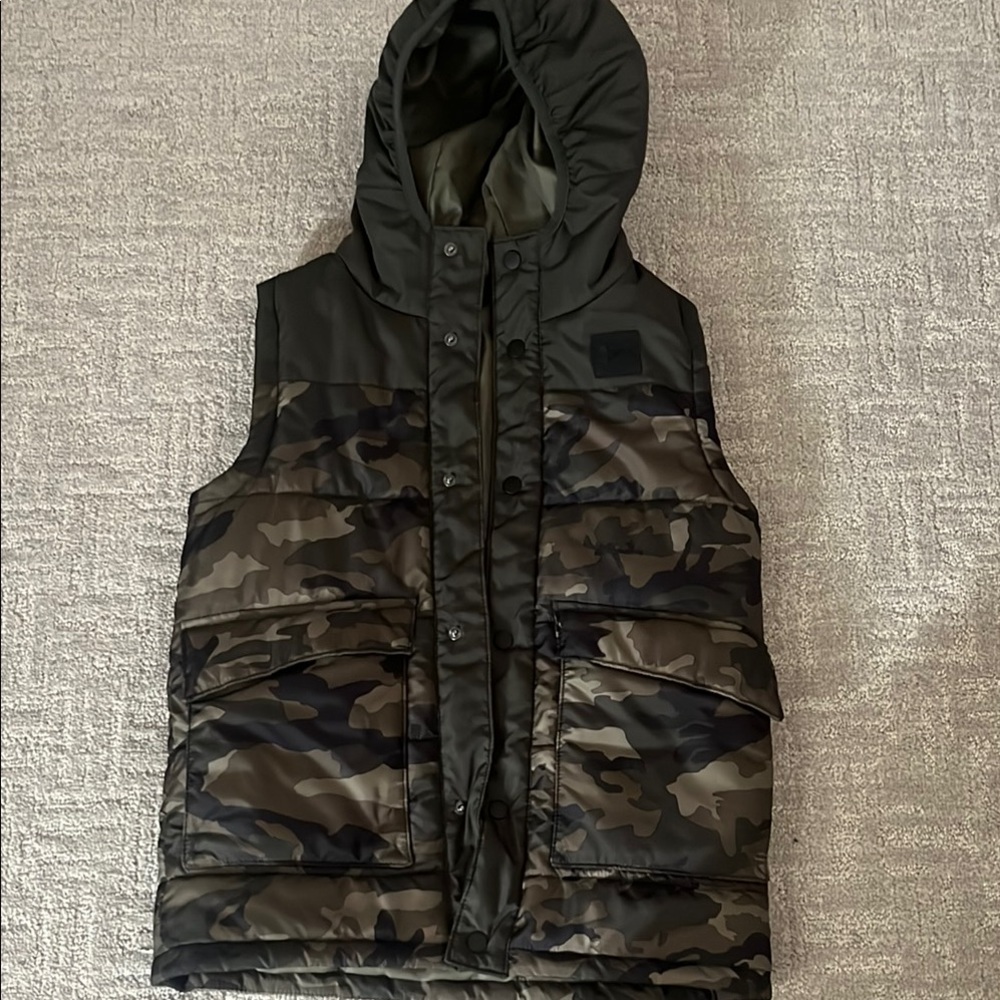 Under Armour Camouflage Hooded Puffer Vest youth med